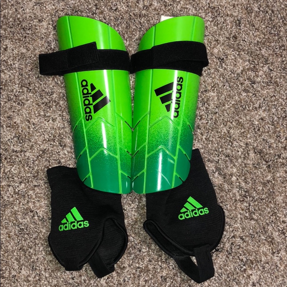 ⚽️ Adidas Ghost Reflex soccer shin guard💫